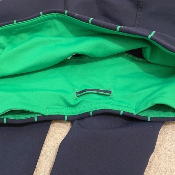 Lululemon navy leggings with back pocket. Size 2 - Picture 13 of 13